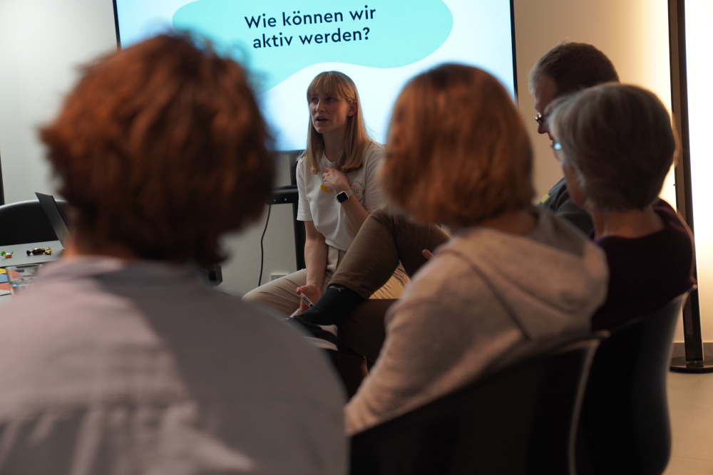 Sarah Bollmann moderiert den Innovationszirkel zu der Frage: Wie können wir aktiv werden?