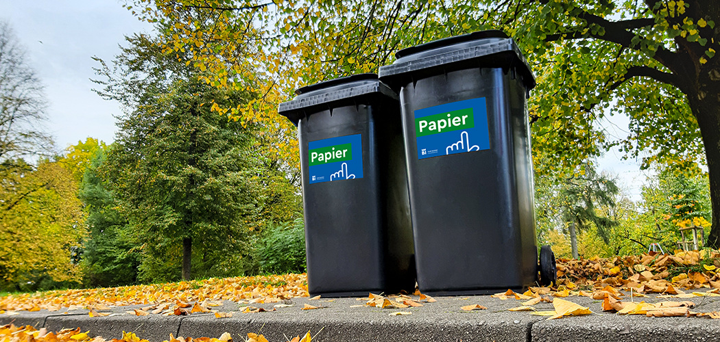 Zwei Bielefeld Papiertonnen im Park