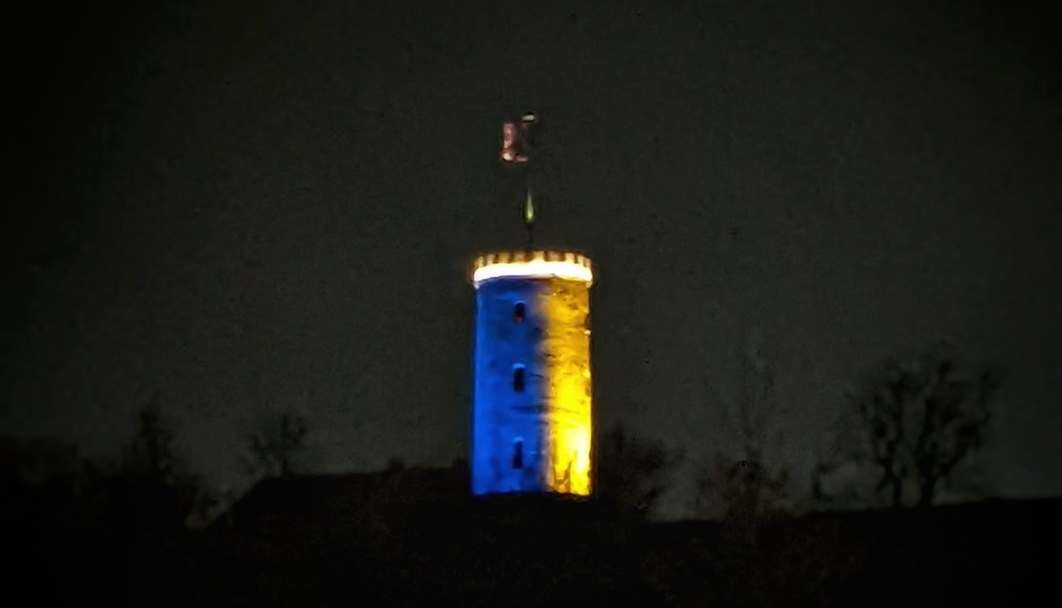 Als Zeichen der Solidarität leuchtete die Sparrenburg in der Nacht von Donnerstag auf Freitag in gelb und blau – den Landesfarben der Ukraine.