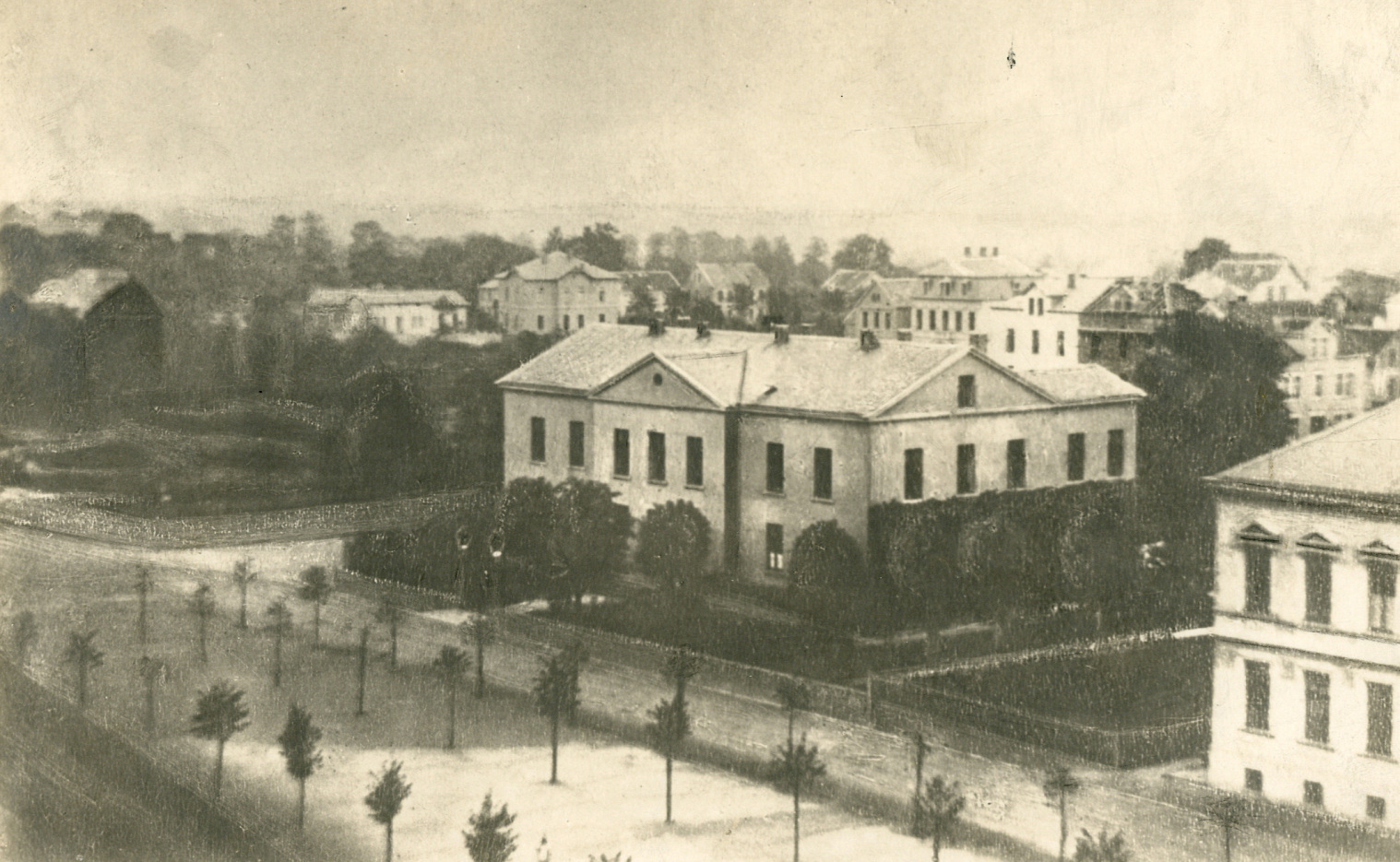 Historische Fotografie eines zweistöckigen, ehemaligen Krankenhauses am Niederwall in Bielefeld.