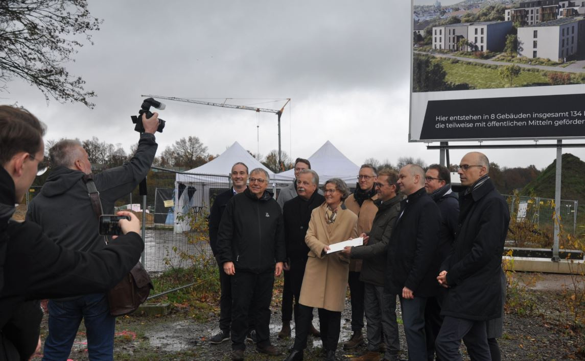 Ministerin Ina Scharrenbach übergibt Förderbescheide für den Wohnungsbau.