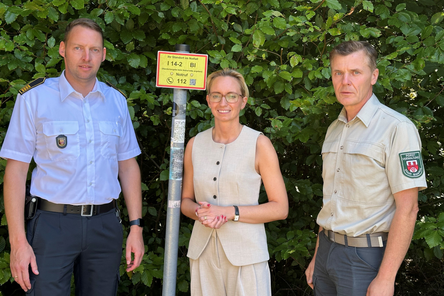 Am Waldrettungspunkt oberhalb der Ochsenheide (v.l.): Maximilian Rempel (Feuerwehramt), Oberbürgermeisterin Dr. Christiana Bauer und Henrik Jazwinski (Umweltbetrieb).