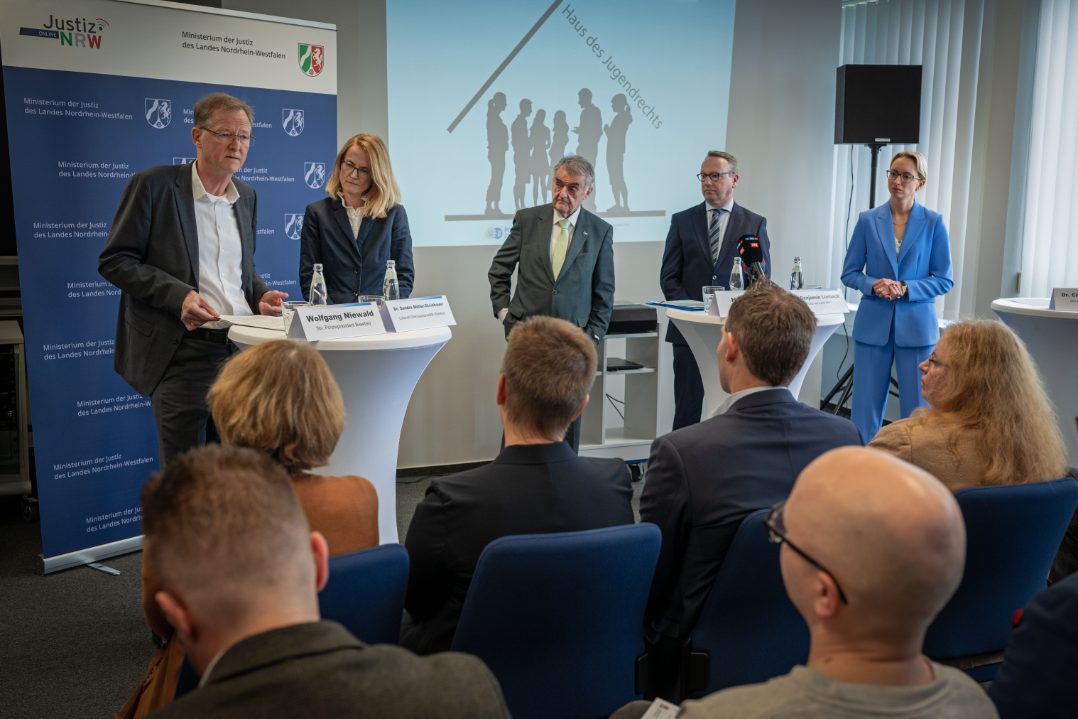 An dem Pressetermin zur Eröffnung des Hauses des Jugendrechts standen (von links) Wolfgang Niewald, stellv. Präsident der Polizei Bielefeld, Oberstaatsanwältin Dr. Sandra Müller-Steinhauer, NRW-Innenminister Herbert Reul, Justizminister Benjamin Limbach und Oberbürgermeisterin Dr. Christiana Bauer Rede und Antwort. Foto: Thomas F. Starke/Stadt Bielefeld