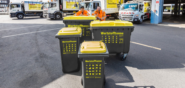 Vier Bielefeld Wertstofftonnen auf einem Parkplatz