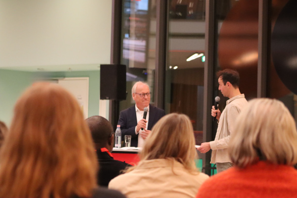 OB Pit Clausen bei Bielefeld im Dialog mit Moderator Timo Fratz - vor Publikum