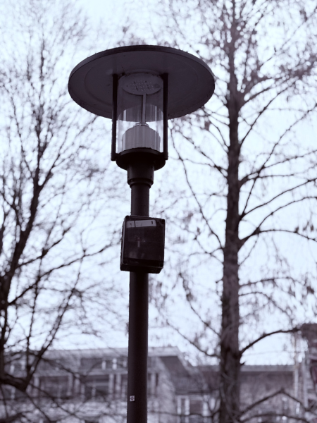 Straßenlaterne in Bielefeld mit Sensor für die Passantenfrequenzmessung.