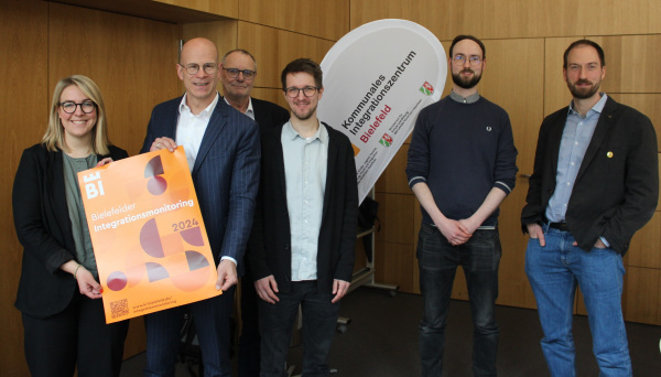 (von rechts) Prof. Dr. Jonas Rees, Yann Rees (beide Forschungsinstitut Gesellschaftlicher Zusammenhalt, Universität Bielefeld), Wilhelm Berghan (KI Bielefeld), Norbert Wörmann (Leitung KI Bielefeld), Ingo Nürnberger (Sozialdezernent), Pauline Junker (KI Bielefeld)