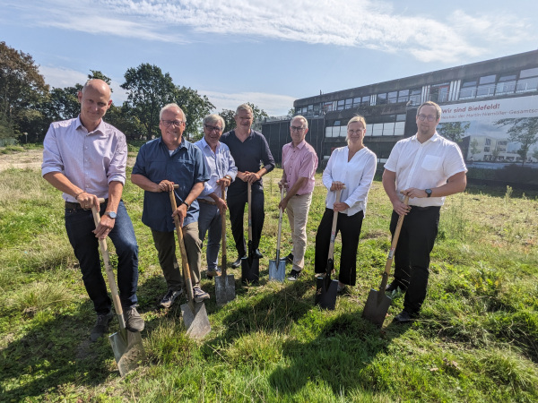 Schulleiter Torsten Schätz, Oberbürgermeister Pit Clausen, Schuldezernent Dr. Udo Witthaus, Architekt Hanns Ziegler, Bezirksbürgermeister Gerd-Peter Grün, technische Leiterin ISB Christine Harodt und Projektleiter Jan Schwarz.  