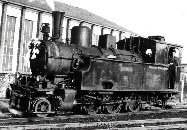 Die letzte Bahn steht auf dem Bahnhof Werther am 13. Februar 1954 (Foto: Stadtarchiv Bielefeld)