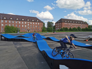Jugendliche fahren mit dem Rad über den wellenförmige Pumptrack auf dem Gelände der Rochdale Barracks. Foto: Stadt Bielefeld