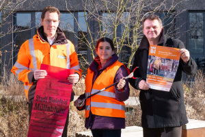 Freuen sich bereits auf den 3. Bielefelder Cleanup Day: Dr. Clemens Pues (Kaufmännischer Betriebsleiter, UWB), Gabriele Meißner (Abfallberaterin, UWB) und Umweltdezernent Martin Adamski. Foto: Stadt Bielefeld